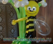 Пчелка на полянке из шариков