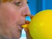Надувание шаров ртом